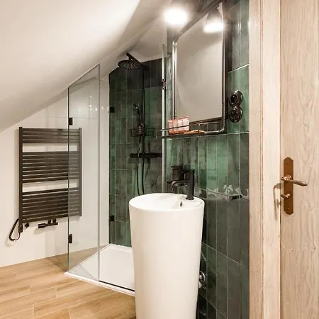 Bohemian Chic 2 Bedroom 2 Bathroom Loft With Hanging Chair *
