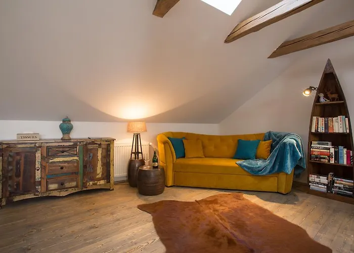 Bohemian Chic 2 Bedroom 2 Bathroom Loft With Hanging Chair *